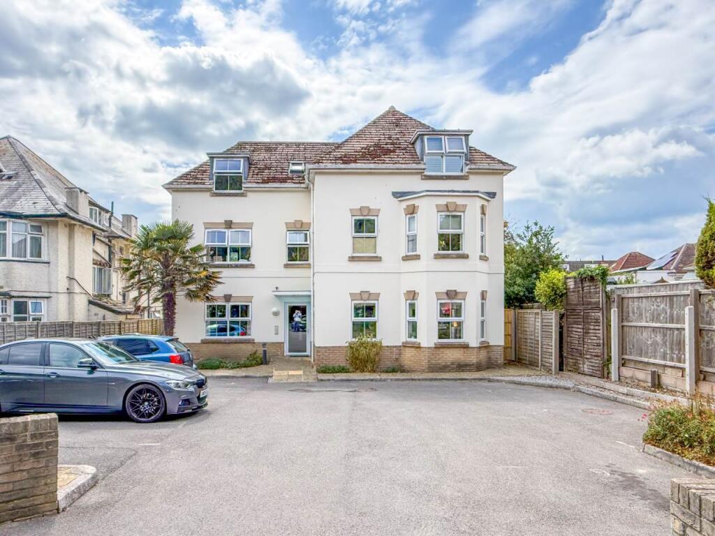 2 bed Apartment for rent in Bournemouth. From Slades Estate Agents - Southbourne 2 bed Apartment for rent in Bournemouth. From Slades Estate Agents - Southbourne