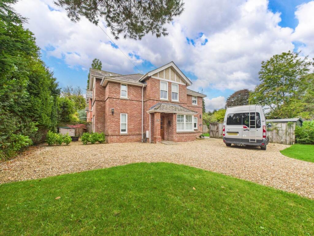 3 bed 1st Floor Flat for rent in Bransgore. From Slades Estate Agents - Southbourne 3 bed 1st Floor Flat for rent in Bransgore. From Slades Estate Agents - Southbourne
