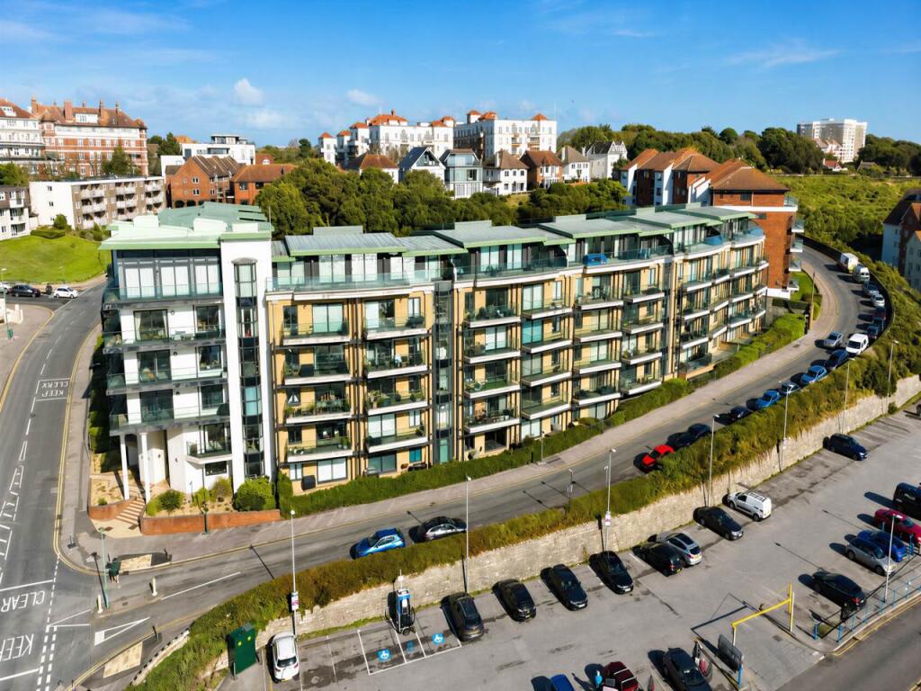 2 bed 1st Floor Flat for rent in Bournemouth. From Slades Estate Agents - Southbourne