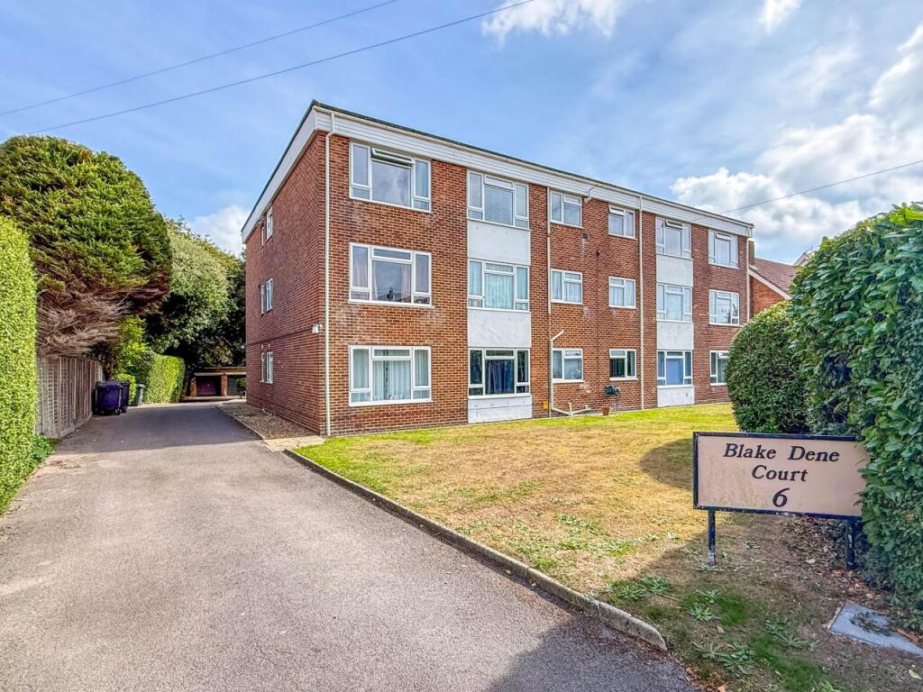 2 bed Apartment for rent in Bournemouth. From Slades Estate Agents - Southbourne