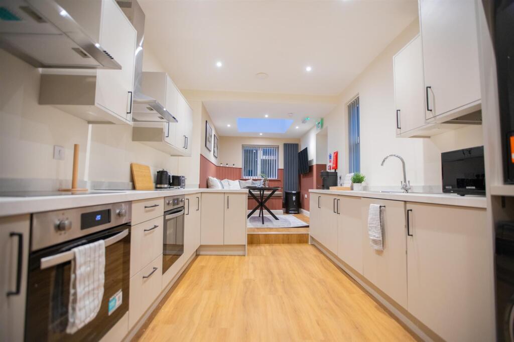 6 bed Mid Terraced House for rent in Whiteway. From Front Door Lettings Ltd - Bristol