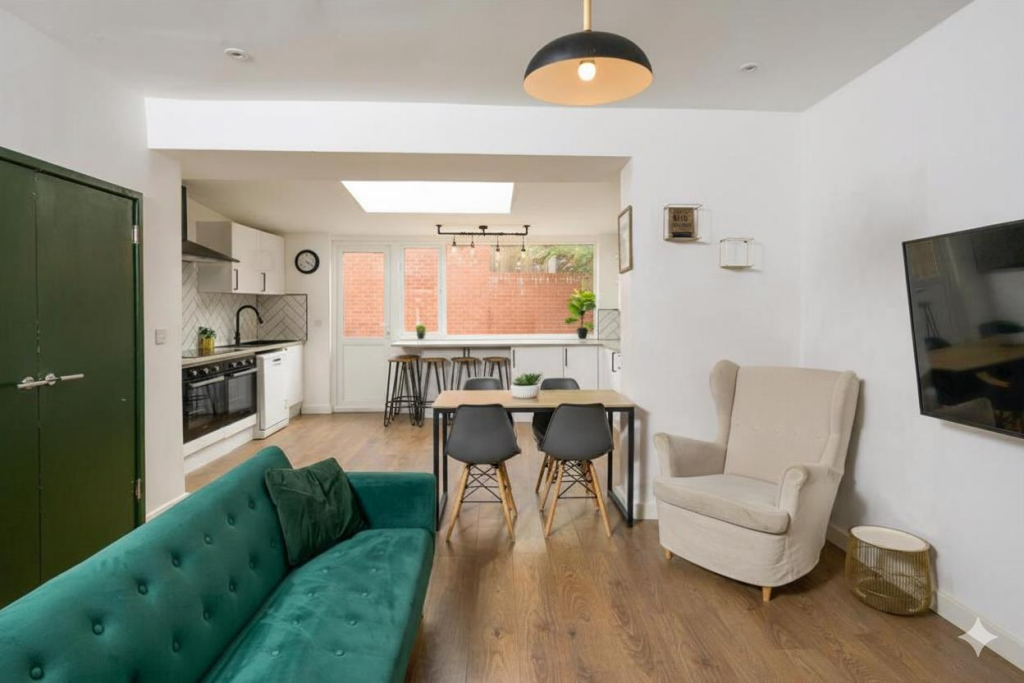 6 bed Mid Terraced House for rent in Crofts End. From Front Door Lettings Ltd - Bristol