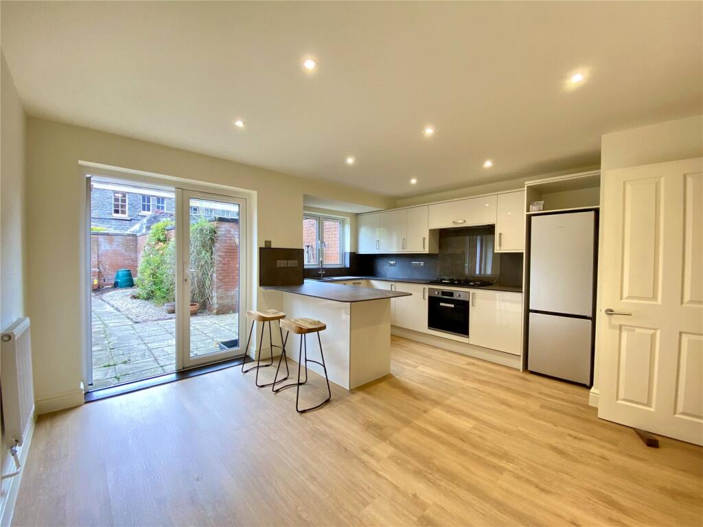 4 bed Mid Terraced House for rent in Bristol. From Howard - Bristol