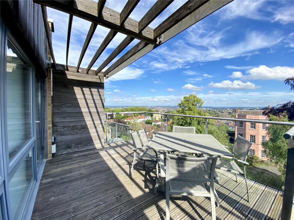 2 bed Penthouse for rent in Bristol. From Howard - Bristol
