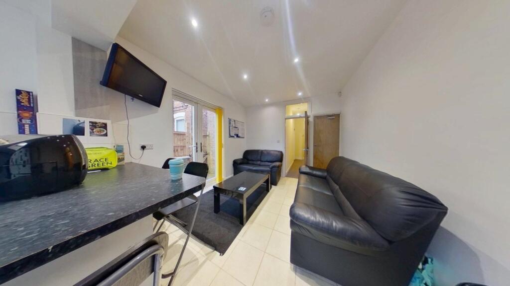 5 bed End of Terrace for rent in Nottingham. From Oak Student Letts