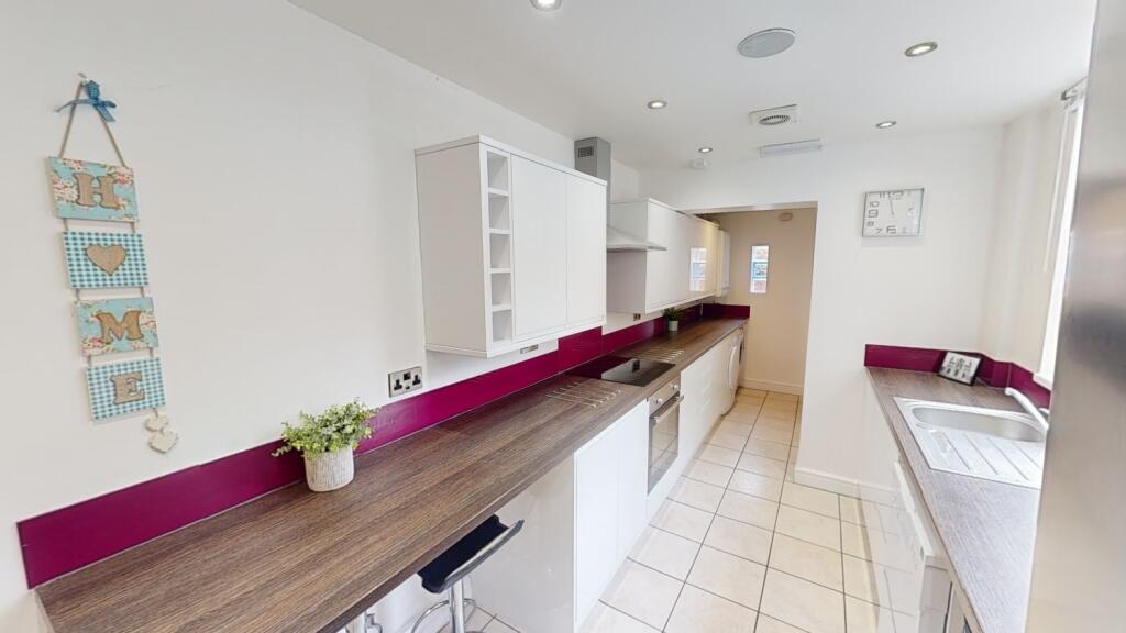 5 bed Mid Terraced House for rent in Nottingham. From Oak Student Letts 5 bed Mid Terraced House for rent in Nottingham. From Oak Student Letts