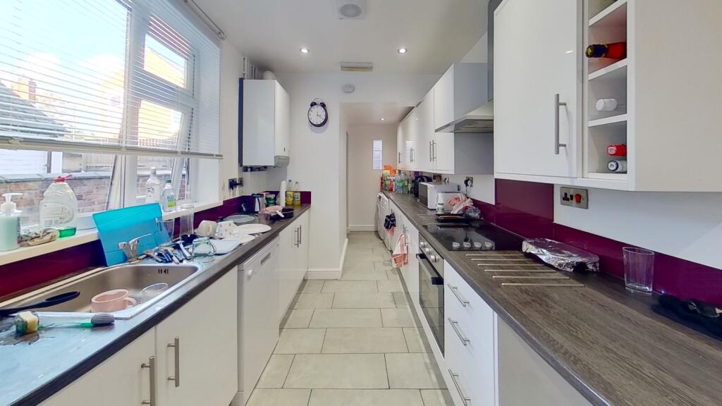 5 bed Mid Terraced House for rent in Nottingham. From Oak Student Letts