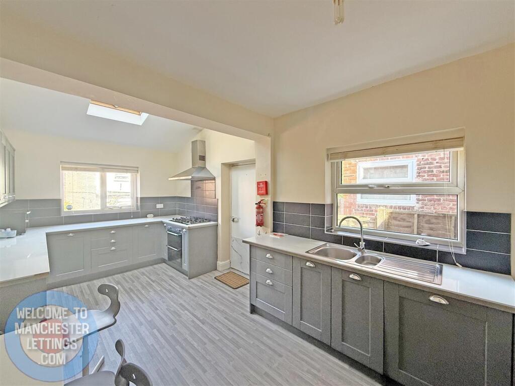 7 bed Mid Terraced House for rent in Stockport. From Welcome To Manchester Lettings