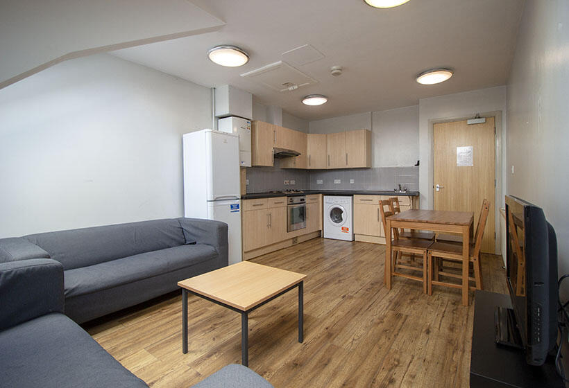 4 bed 1st Floor Flat for rent in Nottingham. From Mega Close - Nottingham