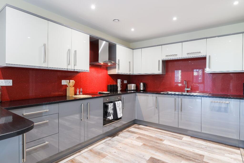 3 bed Apartment for rent in Long Line. From MAF Students