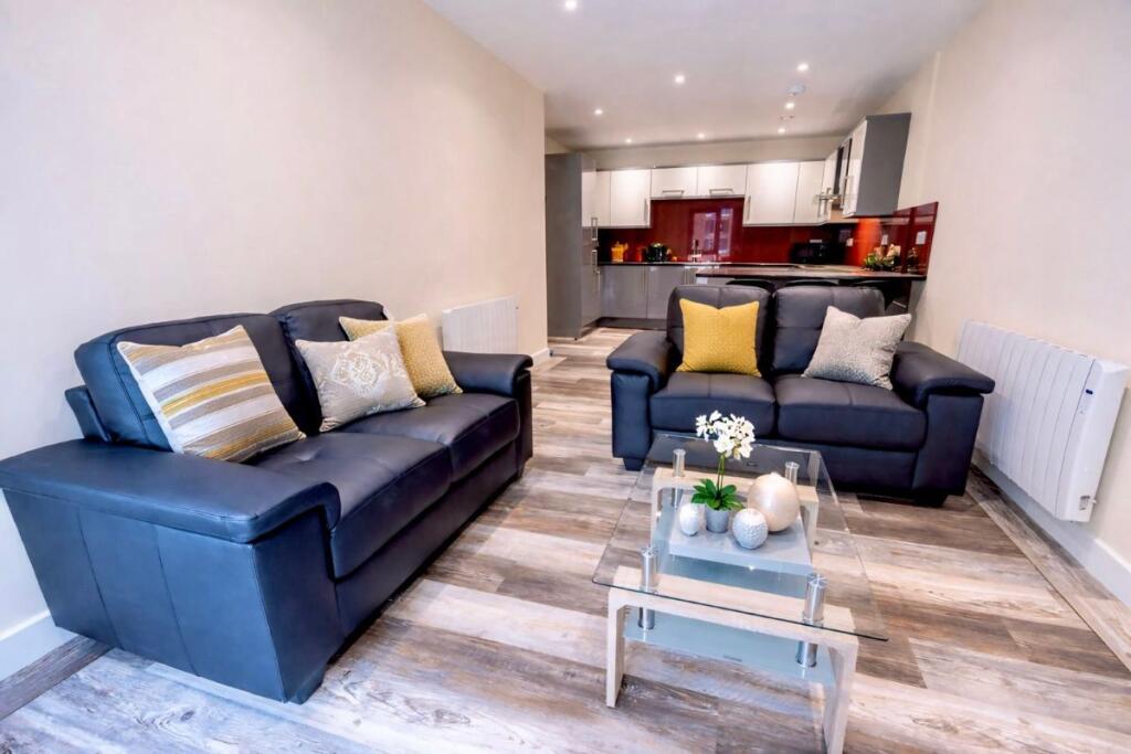 3 bed Apartment for rent in Long Line. From MAF Students 3 bed Apartment for rent in Long Line. From MAF Students