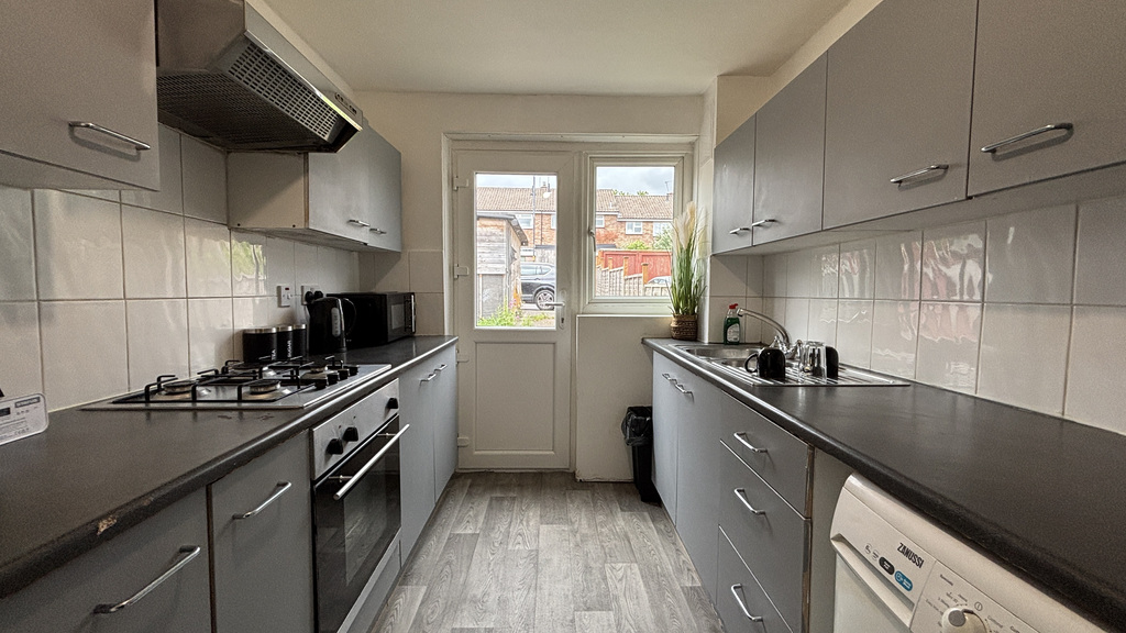 3 bed Mid Terraced House for rent in Bristol. From R and G Property - Bristol (Apex)