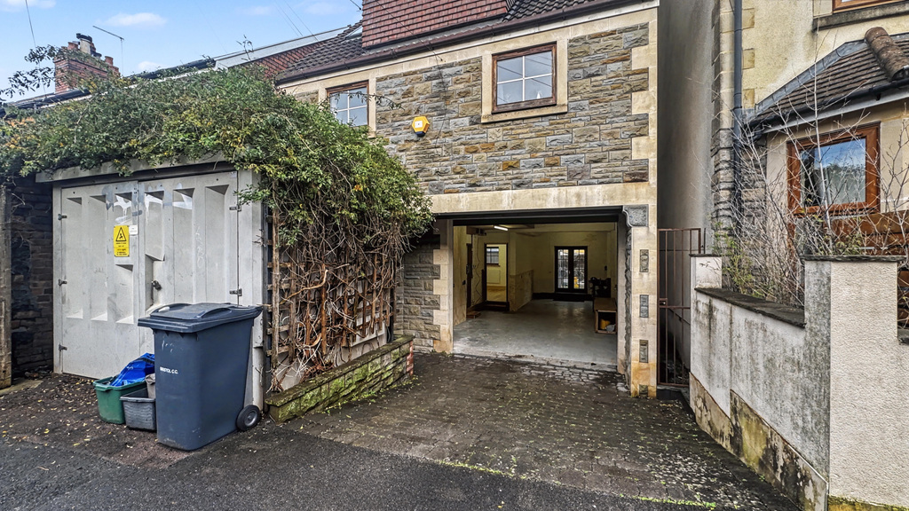 4 bed Care Home for rent in Bower Ashton. From R and G Property - Bristol (Apex)
