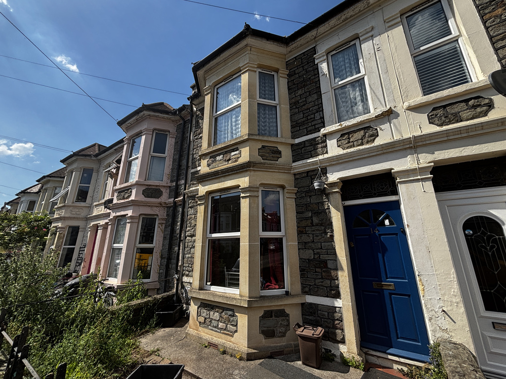 4 bed Mid Terraced House for rent in Crofts End. From R and G Property - Bristol (Apex)