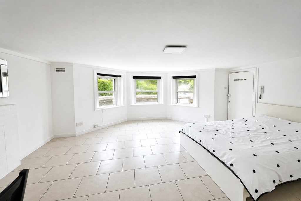 1 bed 1st Floor Flat for rent in Surbiton. From R and G Property - Bristol (Apex)