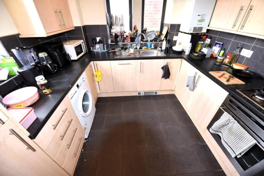 5 bed 1st Floor Flat for rent in Leeds. From DEU Estates - Leeds 5 bed 1st Floor Flat for rent in Leeds. From DEU Estates - Leeds