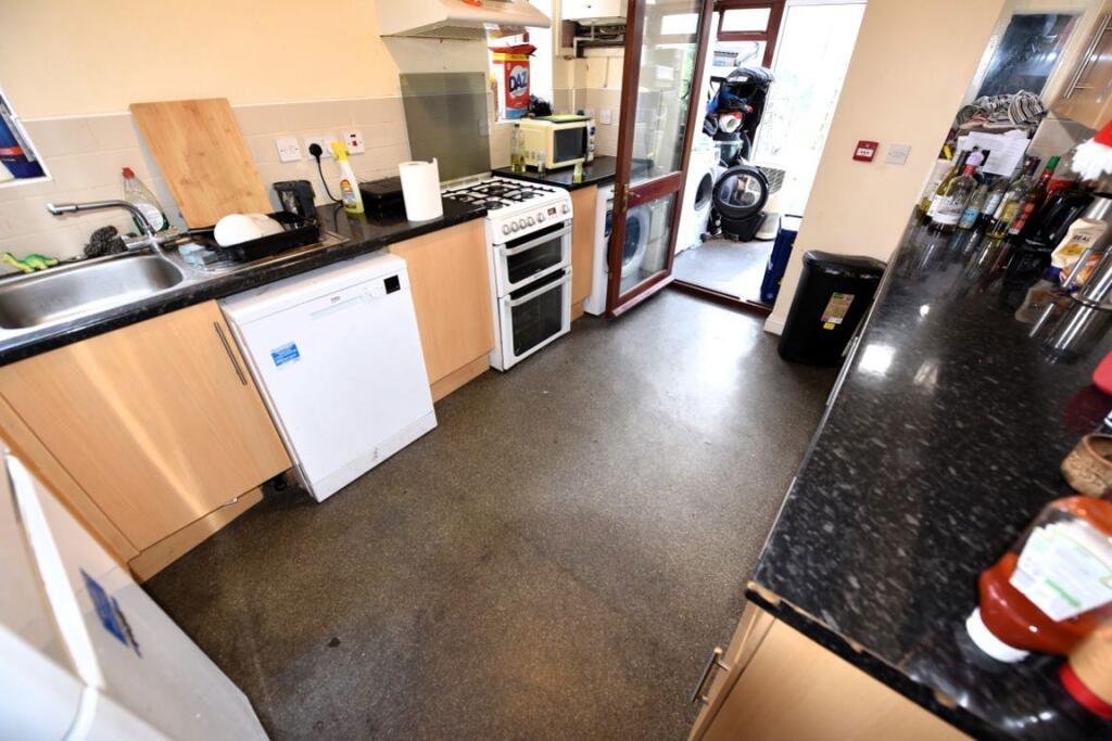 5 bed Detached for rent in Leeds. From DEU Estates - Leeds