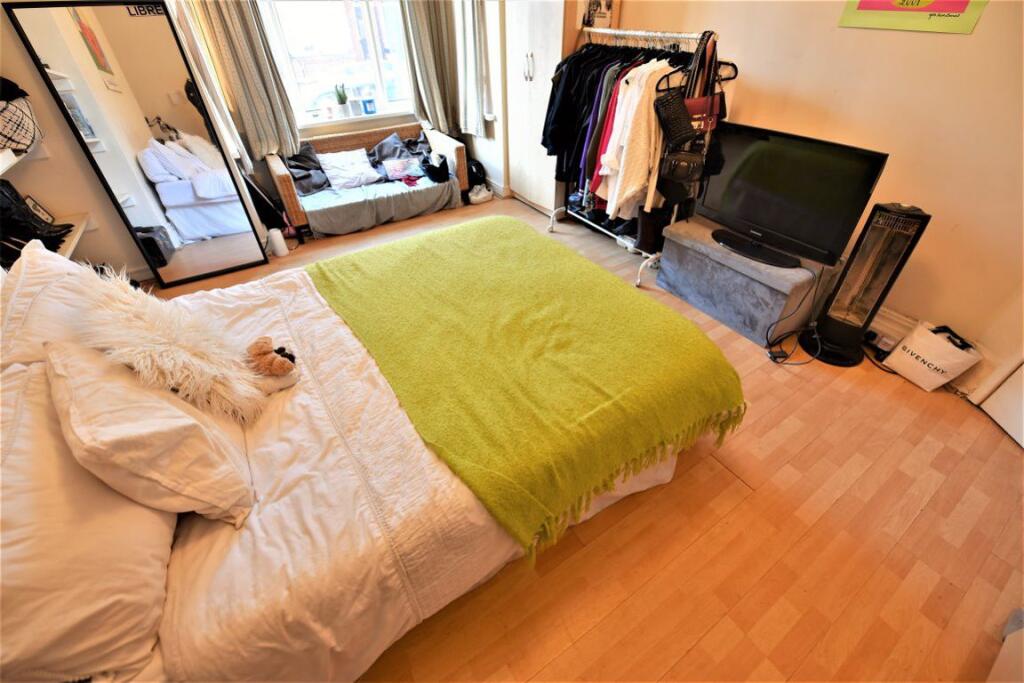 8 bed Detached for rent in Leeds. From DEU Estates - Leeds