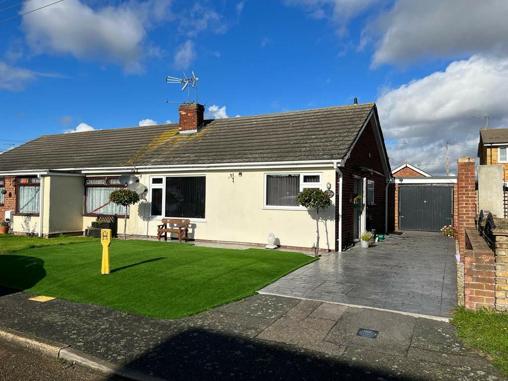 2 bed Semi-detached bungalow for rent in Canvey Island. From Heale Property Management - Canvey Island