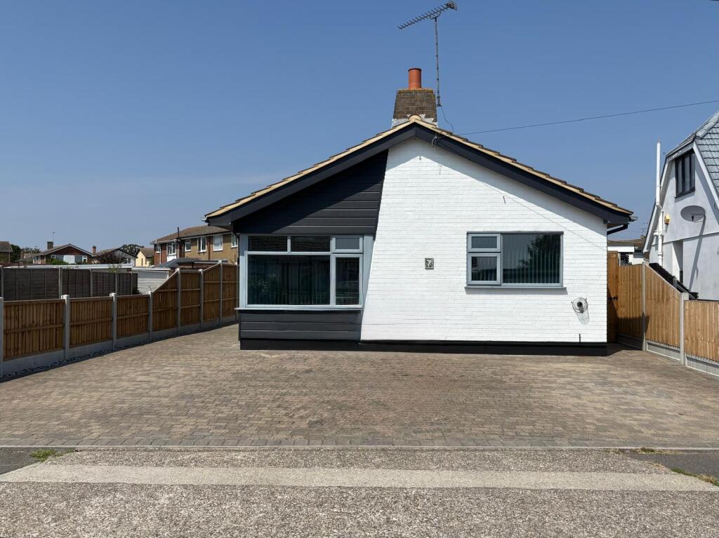 3 bed Detached bungalow for rent in Canvey Island. From Heale Property Management - Canvey Island