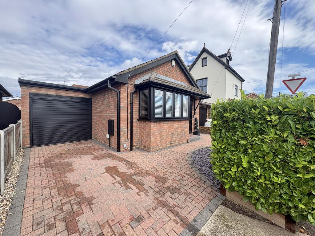2 bed Detached bungalow for rent in Canvey Island. From Heale Property Management - Canvey Island