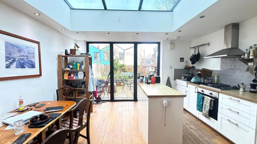 4 bed Mid Terraced House for rent in Bristol. From Lets Rent Bristol - Bristol 4 bed Mid Terraced House for rent in Bristol. From Lets Rent Bristol - Bristol