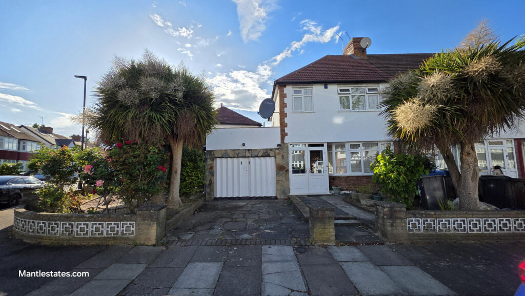 3 bed End of Terrace for rent in Edmonton. From Mantlestates - East Barnet