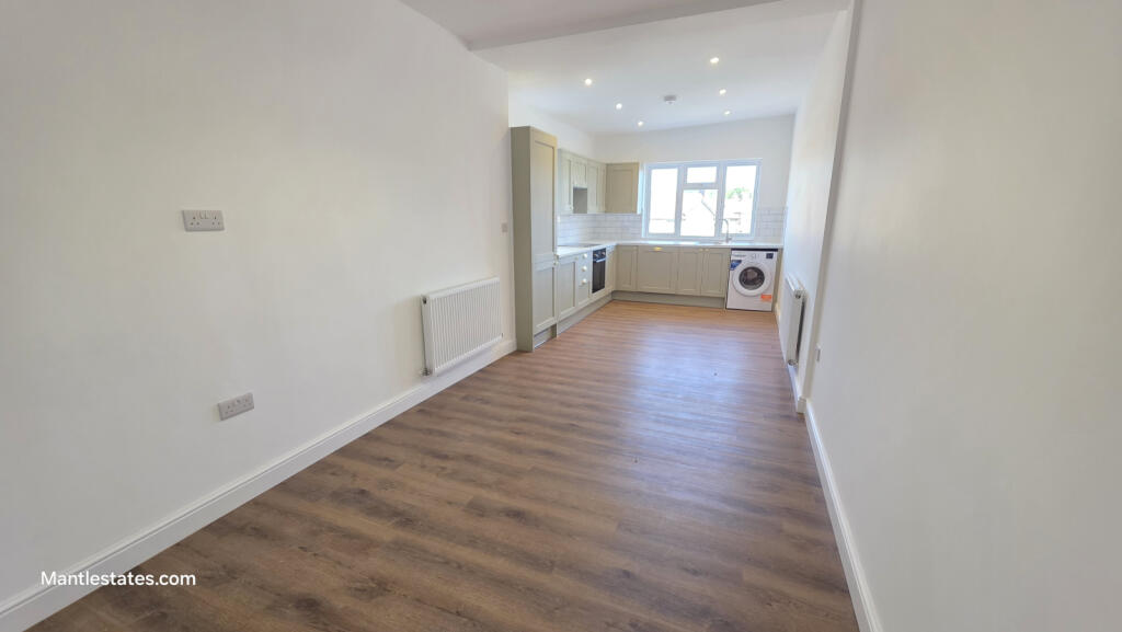 4 bed 1st Floor Flat for rent in Hadley Wood. From Mantlestates - East Barnet 4 bed 1st Floor Flat for rent in Hadley Wood. From Mantlestates - East Barnet