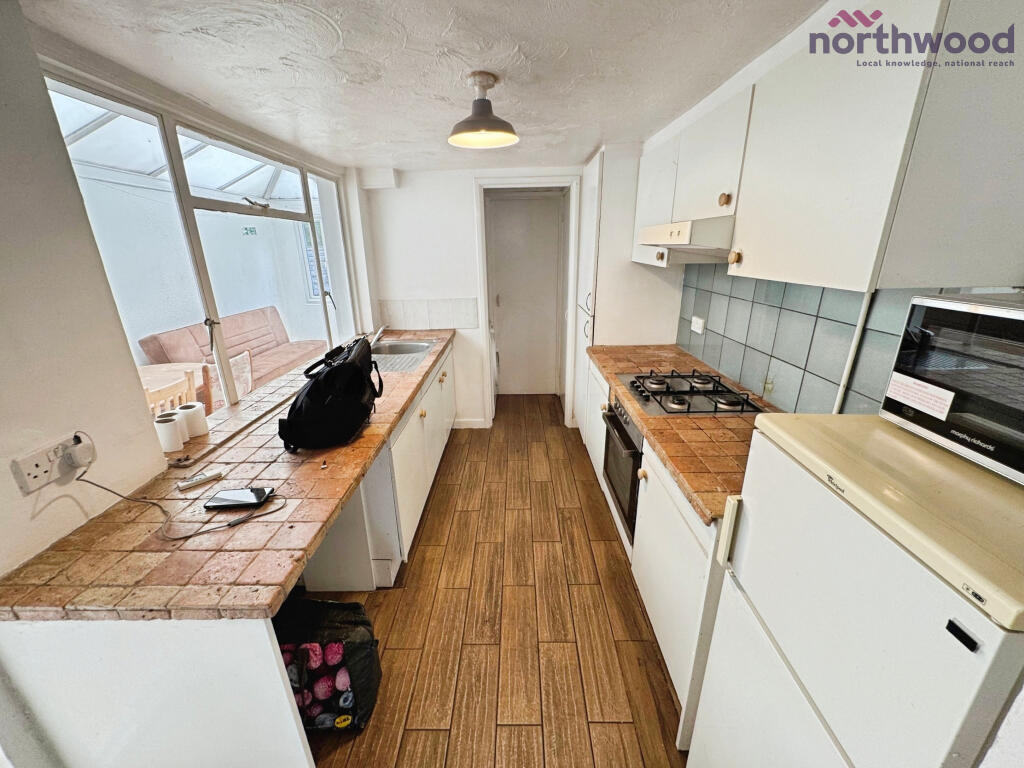 4 bed Mid Terraced House for rent in Southampton. From Northwood - Southampton