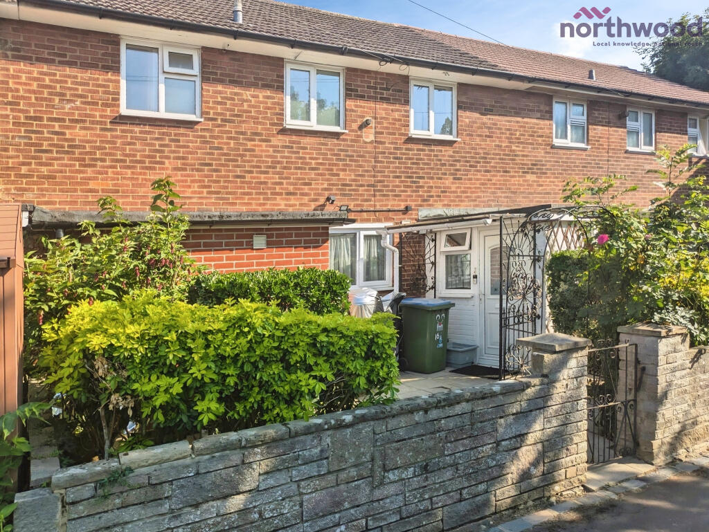 3 bed Mid Terraced House for rent in Rownhams. From Northwood - Southampton 3 bed Mid Terraced House for rent in Rownhams. From Northwood - Southampton