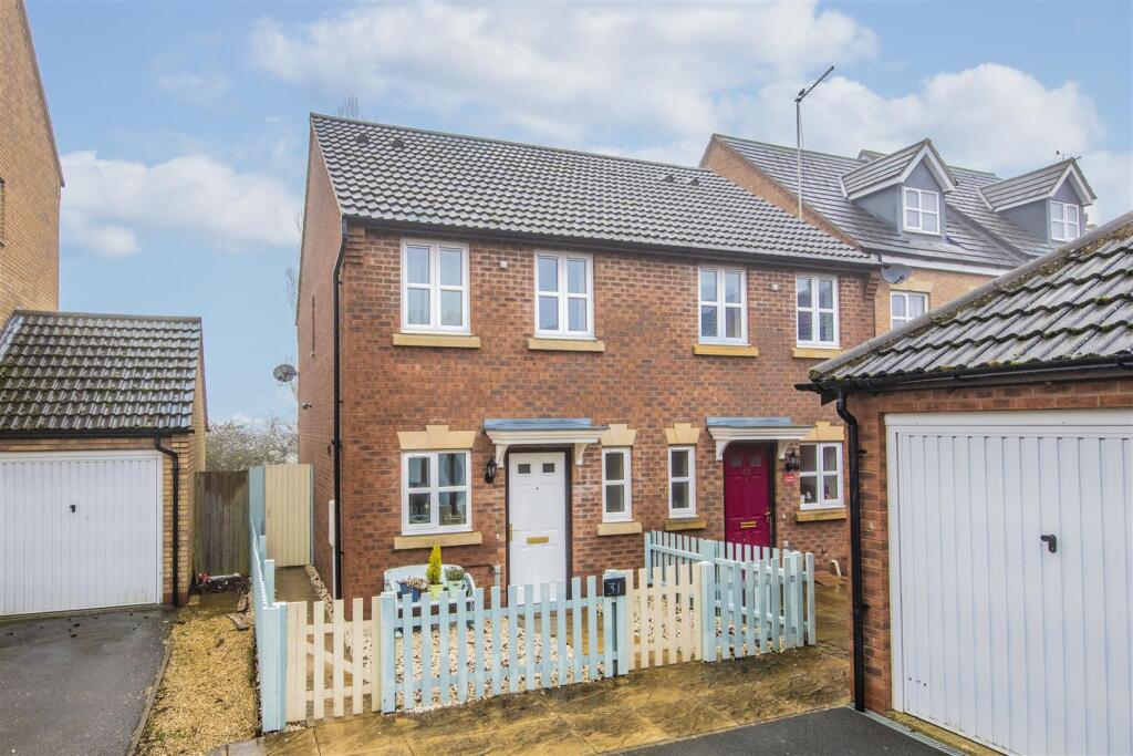 2 bed Town House for rent in Corby. From Oscar James - Kettering