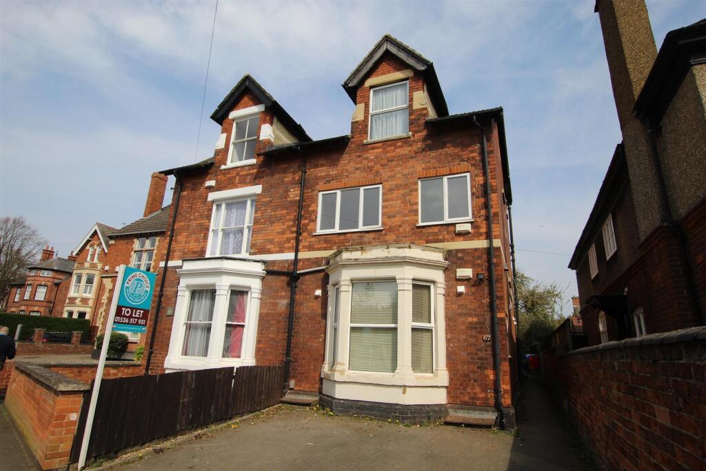 2 bed 1st Floor Flat for rent in Burton Latimer. From Prime Choice Ltd - Kettering