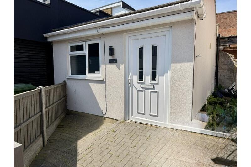 1 bed Bungalow for rent in Hadleigh. From Priority - Westcliff-On-Sea