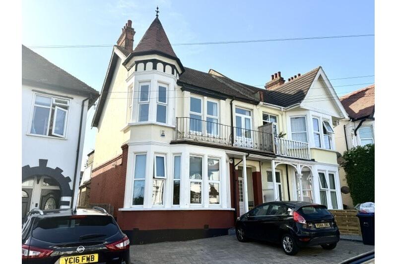 2 bed 1st Floor Flat for rent in Southend-on-Sea. From Priority - Westcliff-On-Sea