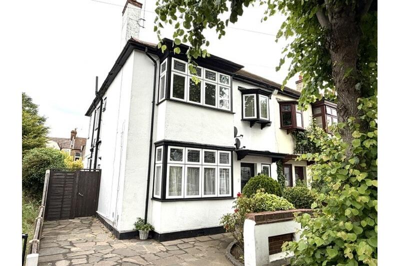 1 bed 1st Floor Flat for rent in Southend-on-Sea. From Priority - Westcliff-On-Sea
