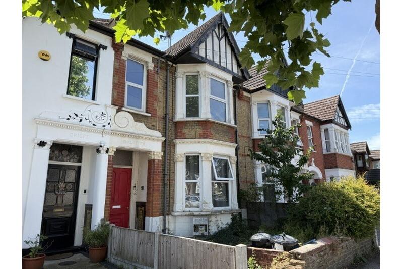 2 bed 1st Floor Flat for rent in Southend-on-Sea. From Priority - Westcliff-On-Sea