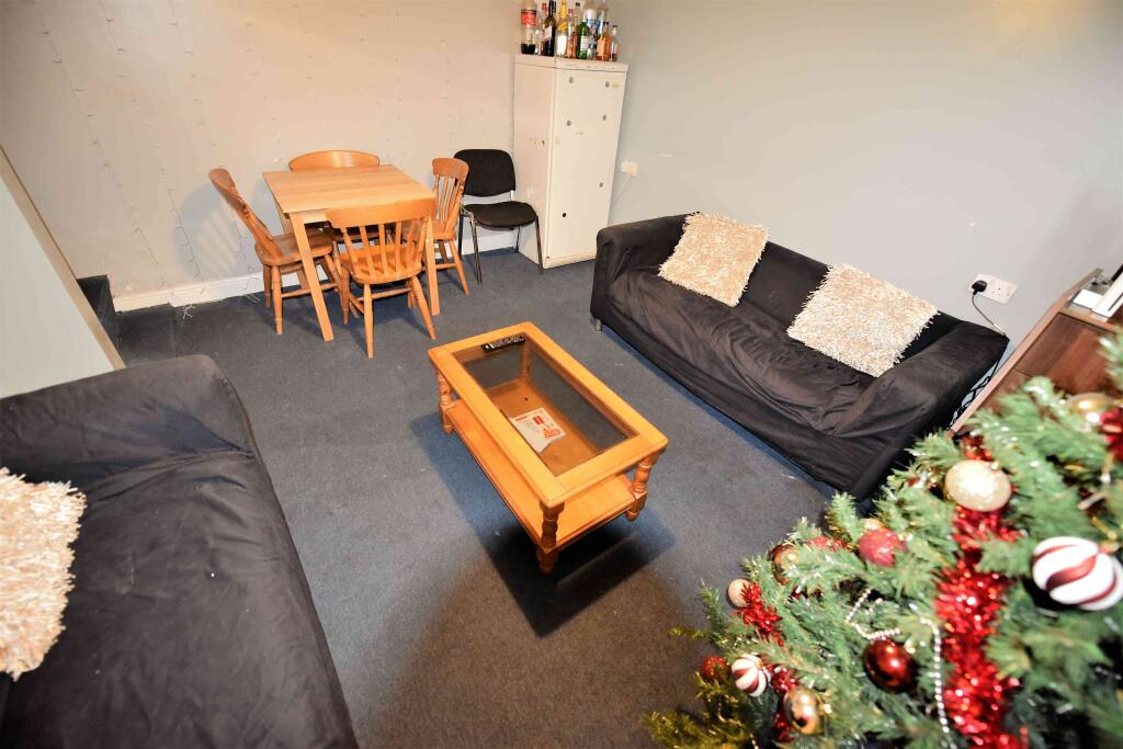 4 bed Mid Terraced House for rent in Leeds. From Provision Properties - Leeds
