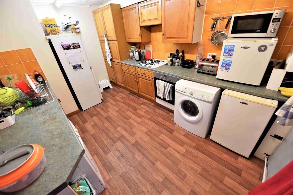 6 bed Mid Terraced House for rent in Leeds. From Provision Properties - Leeds