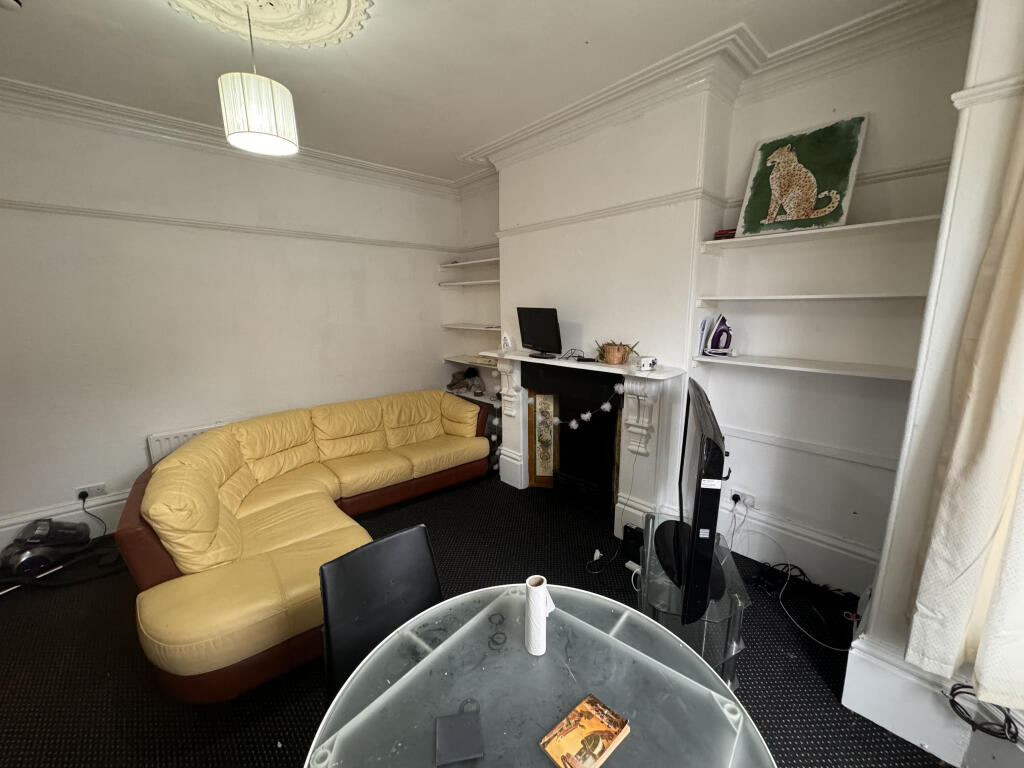 6 bed Mid Terraced House for rent in Leeds. From Provision Properties - Leeds