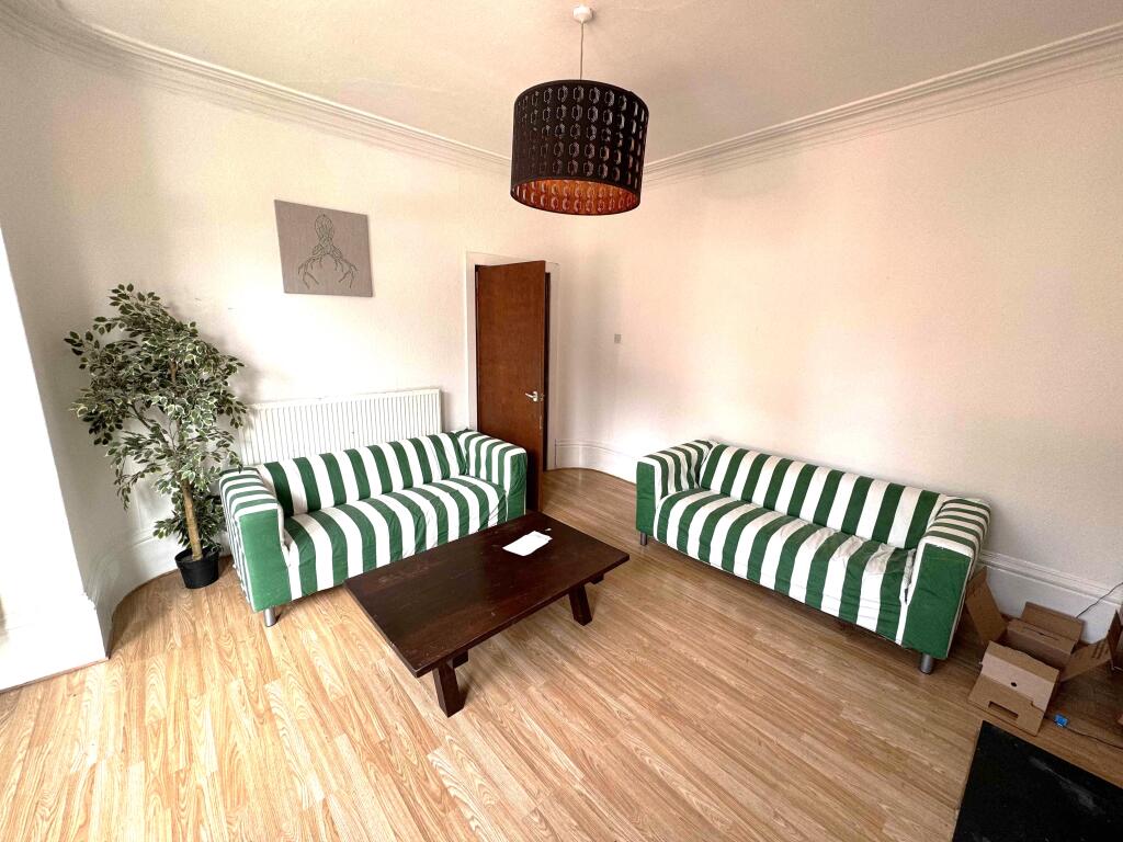 6 bed Mid Terraced House for rent in Leeds. From Provision Properties - Leeds