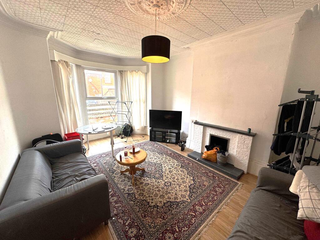 6 bed Mid Terraced House for rent in Leeds. From Provision Properties - Leeds