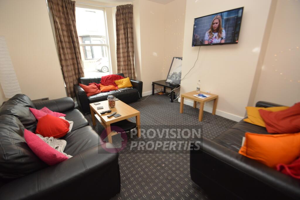 7 bed Mid Terraced House for rent in Leeds. From Provision Properties - Leeds