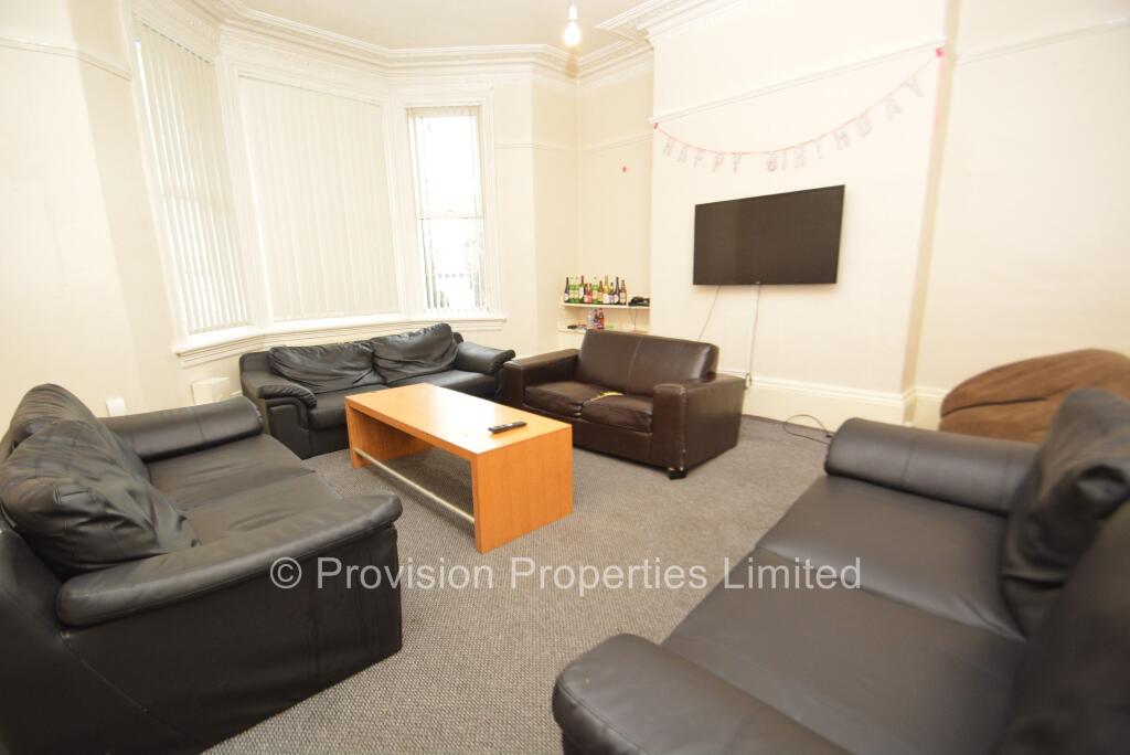 9 bed Mid Terraced House for rent in Leeds. From Provision Properties - Leeds