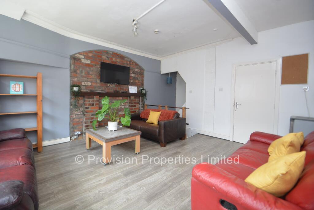 8 bed Mid Terraced House for rent in Leeds. From Provision Properties - Leeds