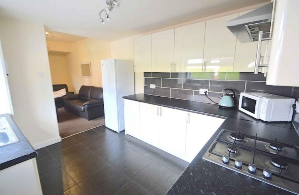 4 bed Mid Terraced House for rent in Leeds. From Provision Properties - Leeds