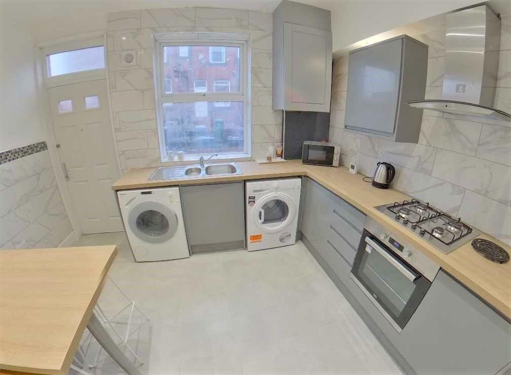 5 bed Mid Terraced House for rent in Leeds. From Provision Properties - Leeds