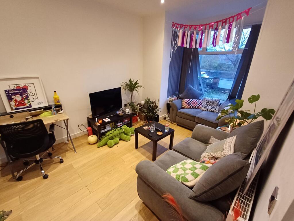3 bed Mid Terraced House for rent in Leeds. From Provision Properties - Leeds