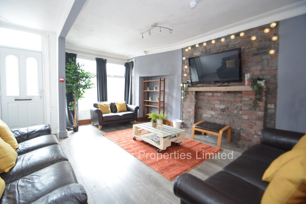 8 bed Mid Terraced House for rent in Leeds. From Provision Properties - Leeds