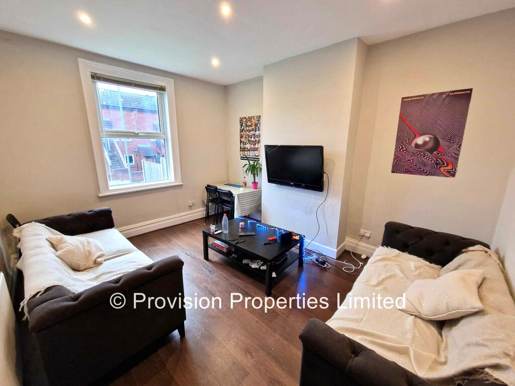 6 bed Mid Terraced House for rent in Leeds. From Provision Properties - Leeds