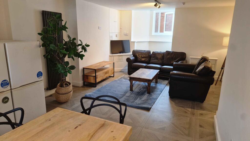 6 bed Mid Terraced House for rent in Leeds. From Provision Properties - Leeds 6 bed Mid Terraced House for rent in Leeds. From Provision Properties - Leeds